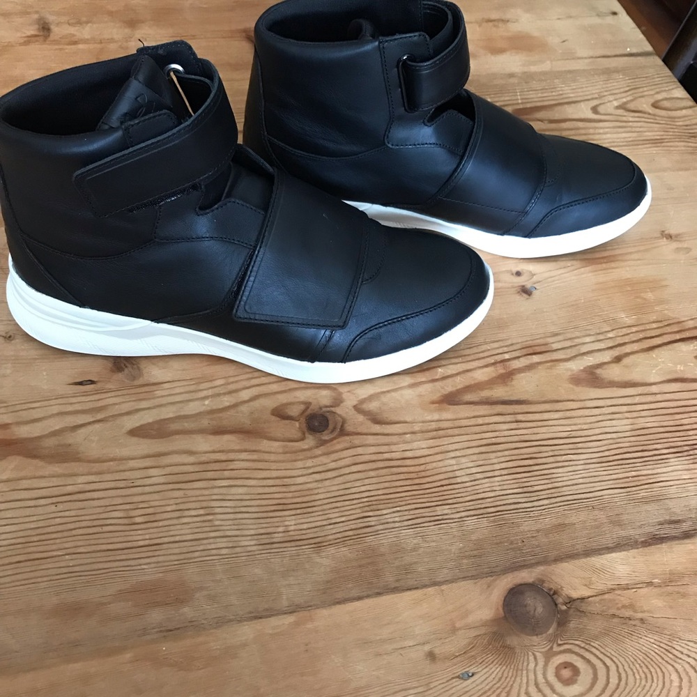 UNDER ARMOUR BLACK LEATHER BOOTIE SNEAKERS
